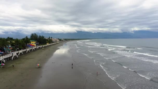 Písečná pláž s turisty a surfaři. Baler Filipíny — Stock video