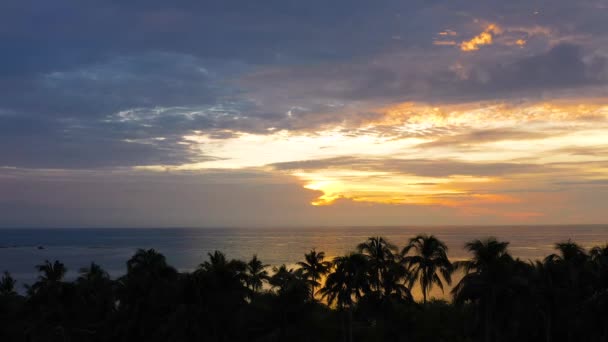 Matahari terbit di atas laut di daerah tropis, pemandangan udara. — Stok Video