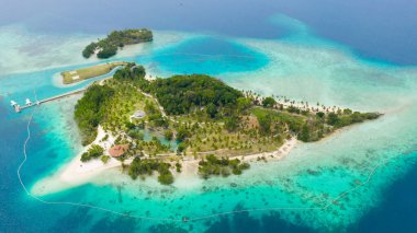 Plajı olan tropik bir ada. Malpano Adası, Filipinler, Samal.