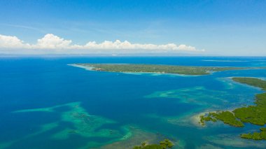 Mavi deniz ve tropikal adalar. Filipinler.