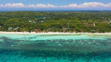 Kumsal ve tropikal deniz. Panglao Adası, Filipinler.