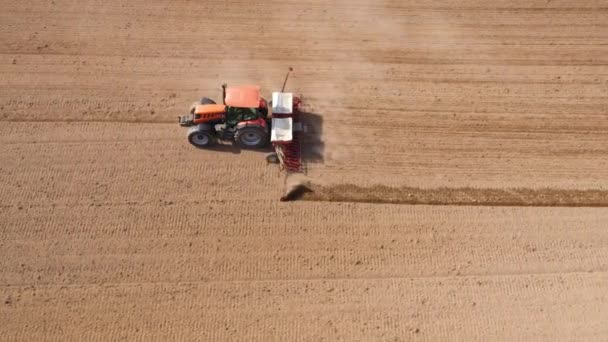 Traktor se semenáčkem na poli. — Stock video