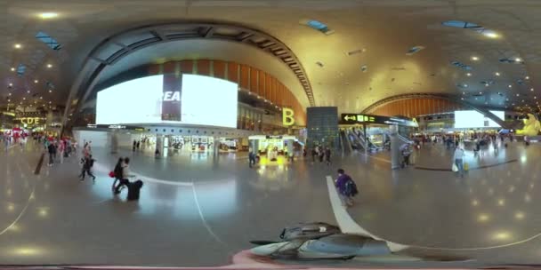 DOHA, QATAR - Február 19, 2020: Hamad Nemzetközi Repülőtér Doha, QATAR. 360 fokos nézet — Stock videók