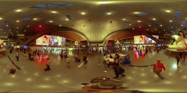 DOHA, QATAR - Február 19, 2020: Hamad Nemzetközi Repülőtér Doha, QATAR. 360 fokos nézet — Stock videók