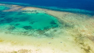 Turkuaz su ve teknelerle mercan adası.