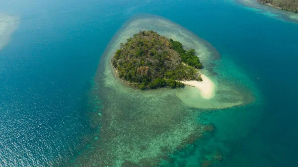 Isole tropicali e mare blu. Filippine, Zamboanga. — Foto Stock