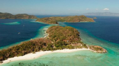 Kumlu plajlı tropik ada, Filipinler, Palawan