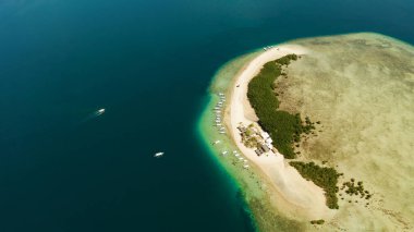 Kumlu bir tropik ada. Palawan, Filipinler