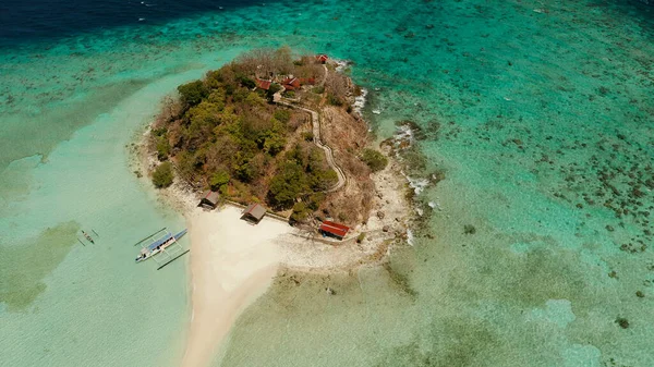 Невеликий торпедний острів з білим піщаним пляжем, вид зверху . — стокове фото