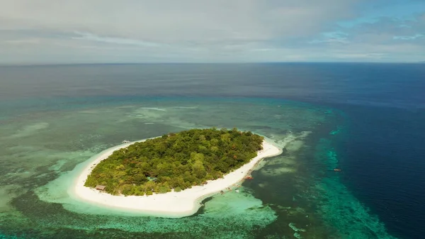Isola tropicale con spiaggia sabbiosa. Isola di Mantigue, Filippine — Foto Stock
