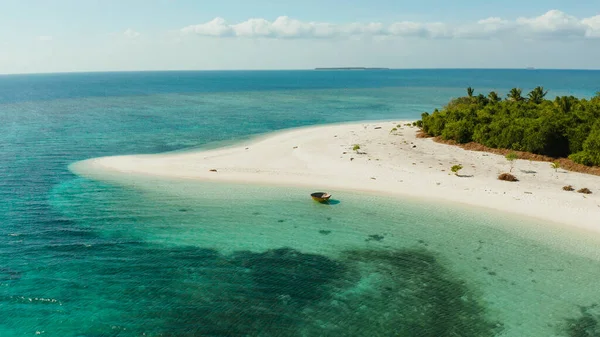 Kumlu bir tropik ada. Balabac, Palawan, Filipinler. — Stok fotoğraf