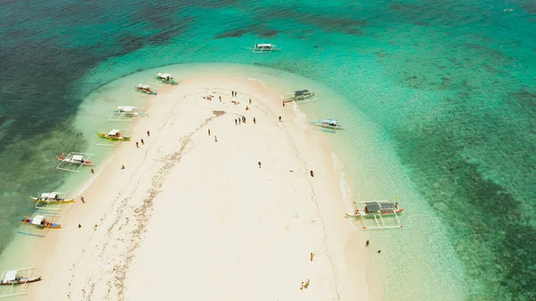 Isla arenosa con playa y turistas. Isla Desnuda, Siargao —  Fotos de Stock