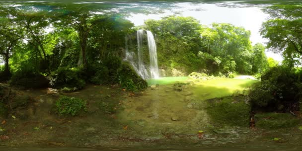 Bela cachoeira tropical. Kawasan Falls, Bohol, Filipinas. Realidade Virtual 360. — Vídeo de Stock