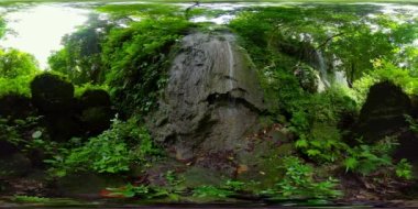 Güzel tropik şelale. Kawasan Şelalesi, Bohol, Filipinler. Sanal Gerçeklik 360.