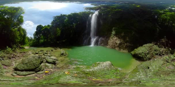 Schöner tropischer Wasserfall. Kawasan Falls, Bohol, Philippinen. Virtuelle Realität 360. — Stockvideo