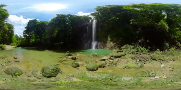 Gyönyörű trópusi vízesés. Kawasan Falls, Bohol, Fülöp-szigetek. Virtuális valóság 360. — Stock videók