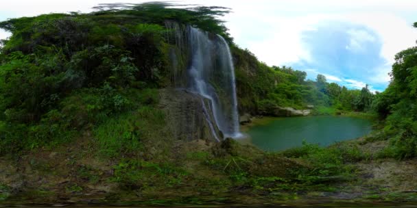 Bela cachoeira tropical. Kilab Kilab cai, Bohol, Filipinas. Realidade Virtual 360. — Vídeo de Stock