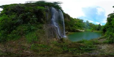 Güzel tropik şelale. Kilab Kilab Şelalesi, Bohol, Filipinler. Sanal Gerçeklik 360. 360 panorama VR.