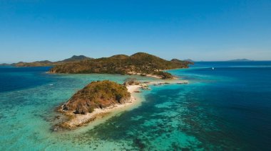 Tropikal Bulog Dos Adası 'ndaki hava manzaralı güzel bir sahil. Filipinler.