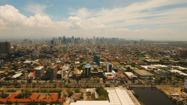 Gökdelenleri ve binaları olan bir havacılık şehri. Filipinler, Manila, Makati.