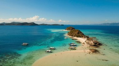 Tropikal Bulog Dos Adası 'ndaki hava manzaralı güzel bir sahil. Filipinler.