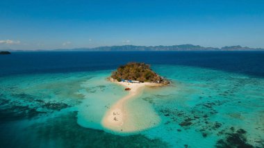 Tropikal Bulog Dos Adası 'ndaki hava manzaralı güzel bir sahil. Filipinler.