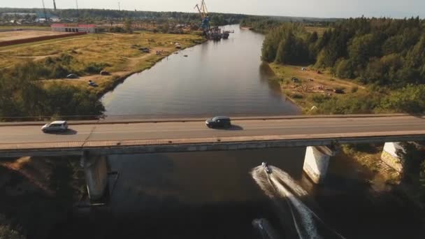 Вейкбордер серфінг на річці. Повітряне відео . — стокове відео