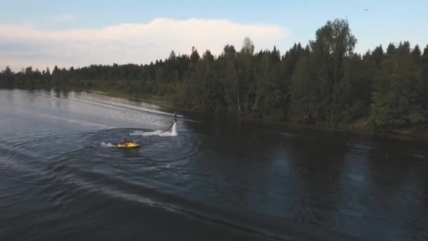 Vuela a bordo del jinete en el río.Vídeo aéreo. — Vídeo de stock