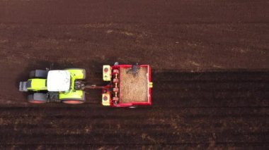 Hasat makinesi kullanarak patates ekmek..