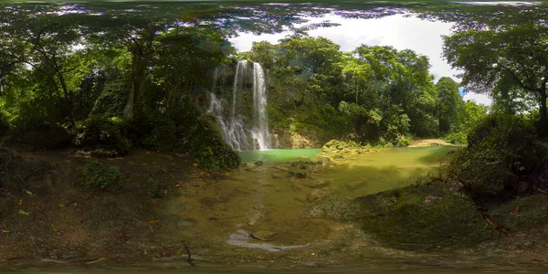 Gyönyörű trópusi vízesés. Kawasan Falls, Bohol, Fülöp-szigetek. Virtuális valóság 360. — Stock Fotó