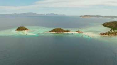 Beyaz kumlu sahili olan küçük torpik bir ada..