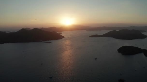 Solnedgång över hav och öar. Filippinerna, Palawan — Stockvideo