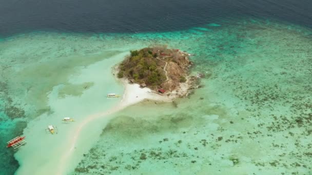 Pequeña isla tórpica con una playa de arena blanca, vista superior. — Vídeo de stock
