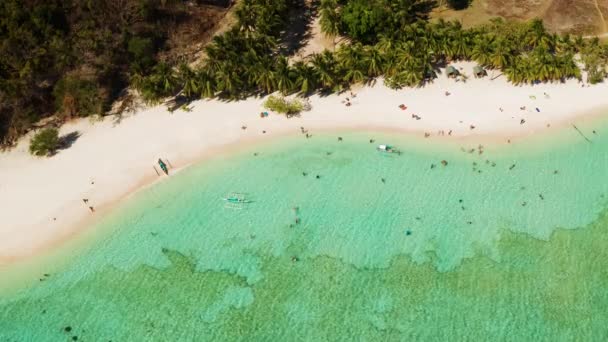 Pequeña isla tópica con playa de arena blanca, vista superior. — Vídeo de stock