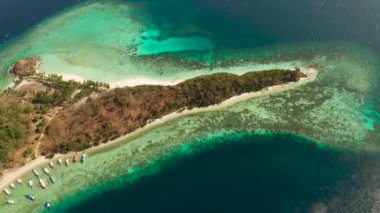 Beyaz kumlu sahili olan Torpikal bir ada..