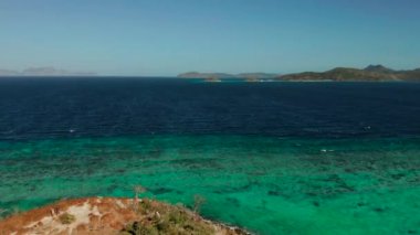 Kumlu plajlı tropik ada, Filipinler, Palawan