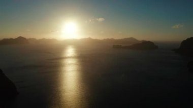 Gün batımındaki güzel körfez. Hava görünümü.