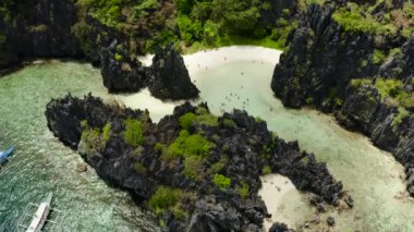 Tropik deniz suyu lagünü ve plaj, Filipinler, El Nido.