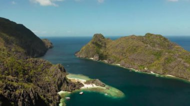 Tropik deniz suyu lagünü ve plaj, Filipinler, El Nido.
