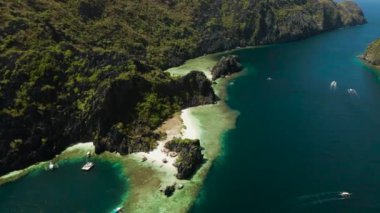 Tropik deniz suyu lagünü ve plaj, Filipinler, El Nido.