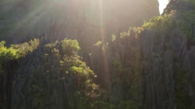 Tropik manzara, kayalıklar ve güneş ışınları