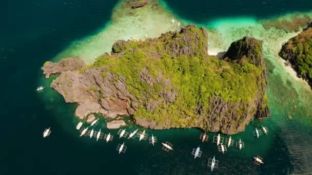 Flygfoto över båtar och kalkstensklippor. El nido, Filippinerna — Stockvideo