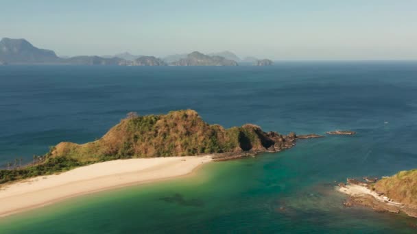 Amplia playa tropical con arena blanca, vista desde arriba. — Vídeos de Stock