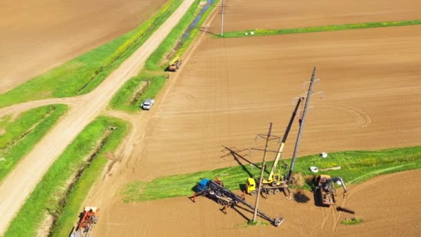 Installation von Hochspannungsunterstützung durch Arbeiter. — Stockvideo