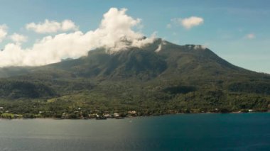 Dağlarla kaplı yağmur ormanları, Filipinler, Camiguin.