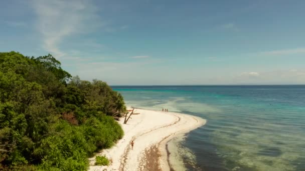 Ilha tropical com praia de areia. Ilha de Mantigue, Filipinas — Vídeo de Stock