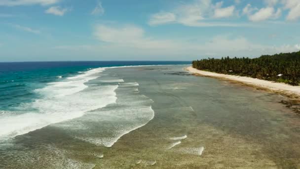 Берег острова Сіаргао, блакитний океан і хвилі.. — стокове відео