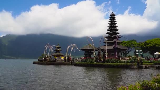 Templo hindú Pura Ulun Danu Bratan. — Vídeo de stock