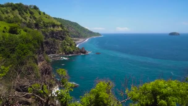 Klippen, Meer und Wellen auf Bali, Indonesien — Stockvideo