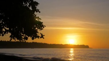 Deniz kıyısında gün batımı. Bali, Endonezya.